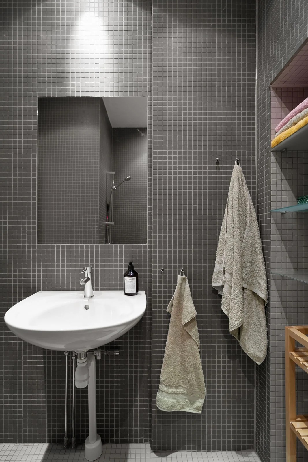 Corner washbasin and recessed shelf